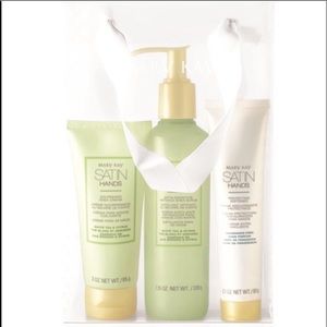 2 Satin Hands (white tea) + 2 free Satin Lips